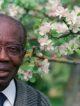 Léopold Sedar Senghor, ancien président du Sénégal, académicien et poète pose le 11 mai 1989 dans son jardin à Verson.